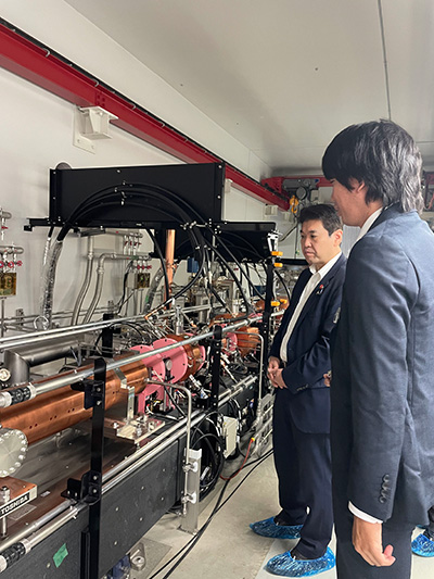 SACLA加速器トンネルで説明を受けられる松本 大臣の写真