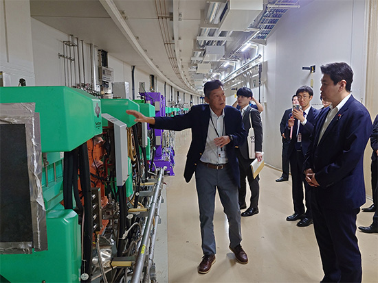 SPring-8蓄積リング収納部で説明を受けられる松本 大臣の写真