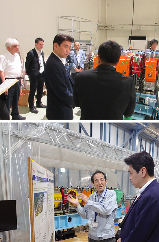 SPring-8-II整備現場で説明を受けられる松本 大臣の写真
