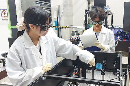 実習の様子：Cコース「超高速レーザーで探る光の非線形現象～結晶で赤外光を緑色光に変換する～」の写真