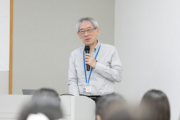 開会の挨拶をする岡部 繁男 センター長の写真