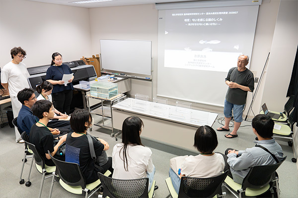システム分子行動学研究チームでの研究室見学の写真
