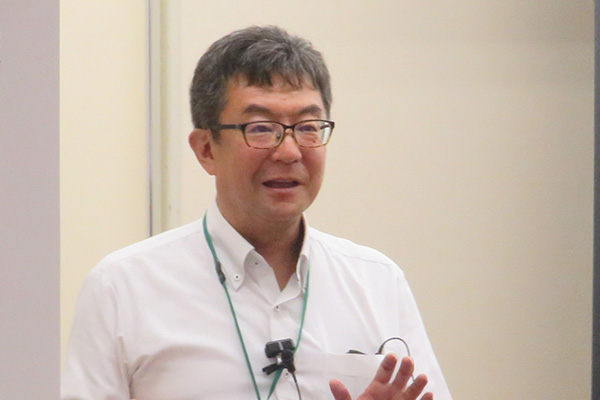 羽場 宏光 室長が講演している様子の写真