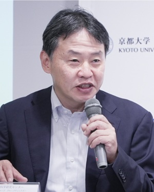 記者会見で説明する矢橋 グループディレクターの写真