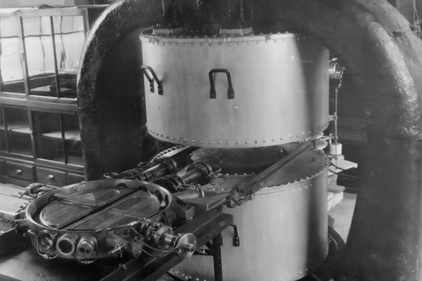 理研のサイクロトロン1号機（小サイクロトロン）の写真