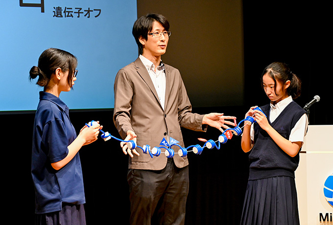 講演会に参加した高校と井上 梓チームディレクターの写真