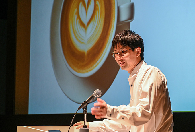 講演会中の小幡 史明チームディレクターの写真