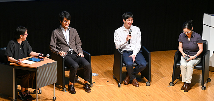会場からの質問に笑顔で答える研究者たちの写真