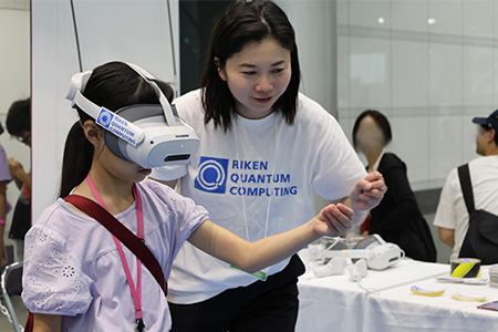 量子コンピュータVR体験の様子の写真