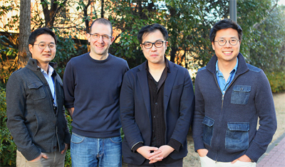 グループ写真　左よりグォン・テジュン、ジョナサン・ムーディー、河野 掌、ジェイ・シン