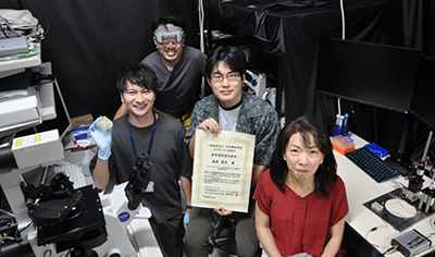 金子 泰洸ポール 特別研究員（研究当時）、新宅 博文 理研白眉研究チームリーダー、塩見 晃史 基礎科学特別研究員、西川 香里 テクニカルスタッフⅠの写真