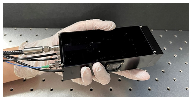 開発した手のひらサイズのテラヘルツ波光源の図