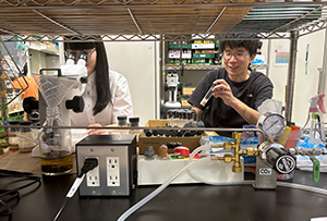 内藤 早紀 特別研究員とユ・サガン チームリーダーの写真