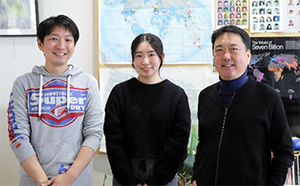左から門田 康弘 専任研究員、飯野 絵里香 研修生（研究当時）、白須 賢 グループディレクターの写真