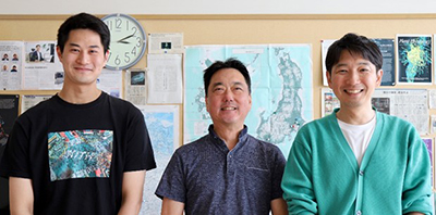 ブルーノ・ポクマン・ゴウ 基礎科学特別研究員、白須 賢 グループディレクター、門田 康弘 専任研究員の写真