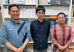 アンバラ・プラディプタ 客員研究員、川口 慎司 研修生、田中 克典 主任研究員の写真