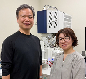 豊岡 公徳 上級技師、齋藤 夕子 研究パートタイマーⅡの写真