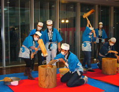 Rice cake pounding at Wako