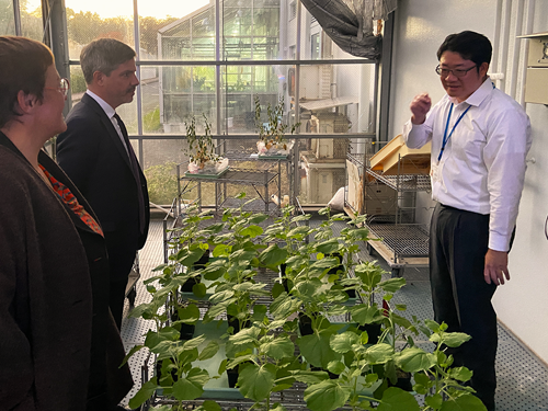 image of Ambassador Evrard discussing with Dr. Hagihara