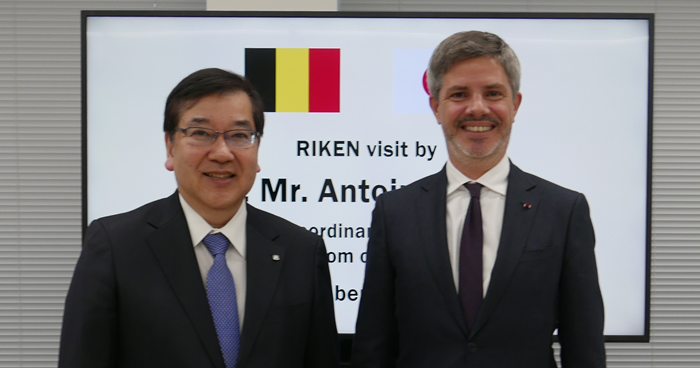 五神 理事長とエヴラー 大使の写真