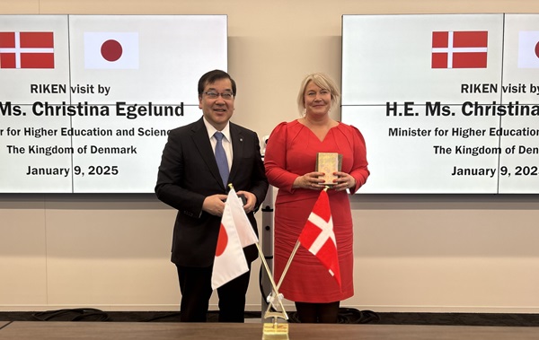 五神 真 理事長、クリスティーナ・エールン高等教育・科学大臣の写真