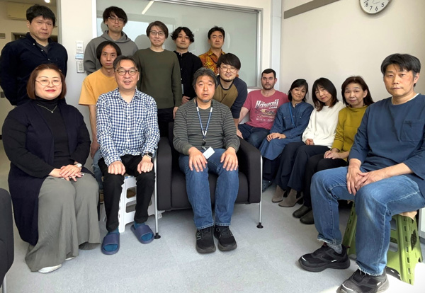 picture of Tadashi Suzuki and his team