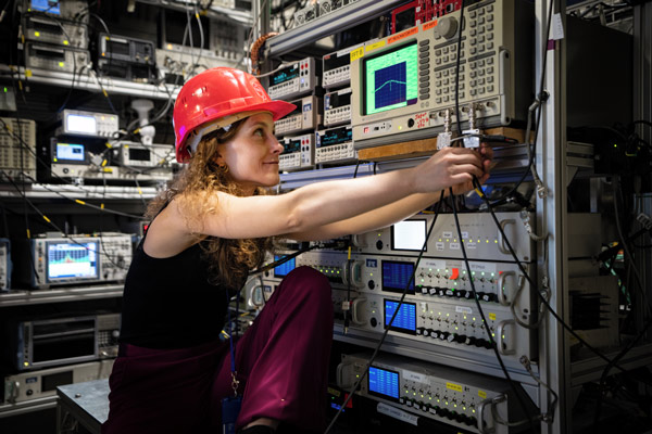 Picture of Barbara Latacz working on a quantum spectroscopy measurement