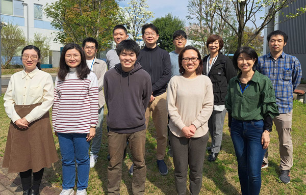 Picture of Shunji Takahashi and the lab members