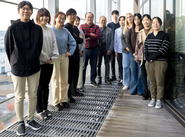 Picture of Ryoichiro Kageyama and his lab members